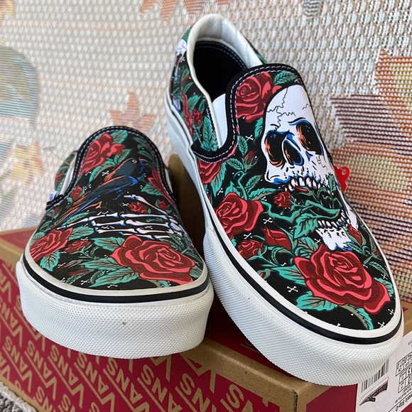 Vans WMNS Classic Slip-0n
Rose Skulls Black/True White 
VN0A7Q5D6BT
Sneakers - Picture 10 of 16